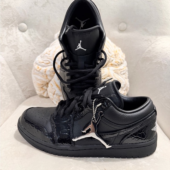 Women’s Air Jordan 1 Low SE - Picture 2 of 7